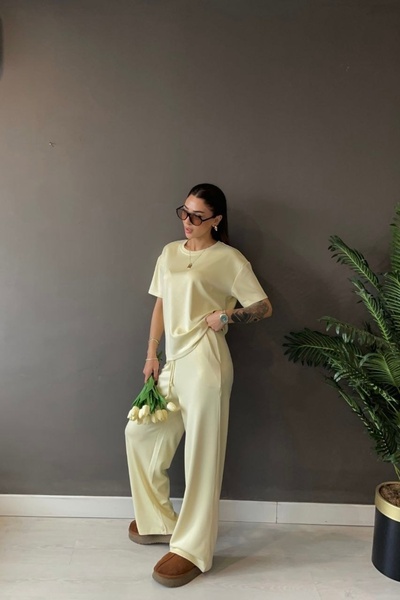 Auroveen Βασικό μπλουζάκι με λαιμόκοψη ποδηλάτου, παντελόνι με φαρδιά μπατζάκ...