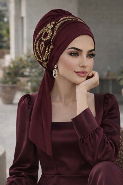 Aişe tesettür Βραδινό φόρεμα με χρυσό μοτίβο και κασκόλ σε μπορντό χρώμα