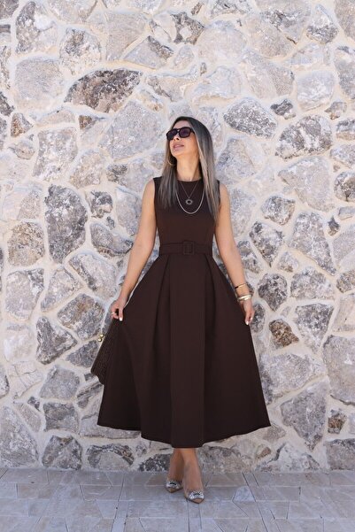 bytugcekaya Πολυτελές φόρεμα σε καφέ απόχρωση με λαιμόκοψη halter και ζώνη