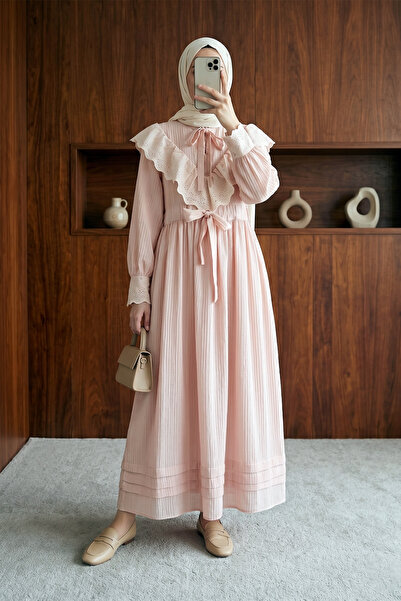 MODAQU Φόρεμα με κυματιστή επένδυση και τσαλακωμένο σχέδιο - Πούδρα