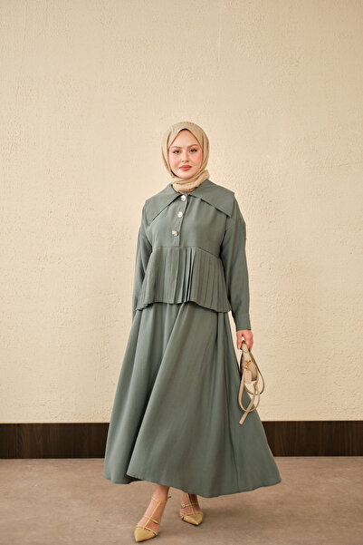 LOCCO Γυναικείο κοστούμι με βολάν στο γιακά και λεπτομέρειες σε πράσινο χρώμα...