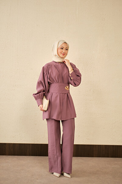 LOCCO Γυναικεία καρφίτσα με λεπτομέρειες και κρυφό κουμπί, σε χρώμα δαμασκηνί