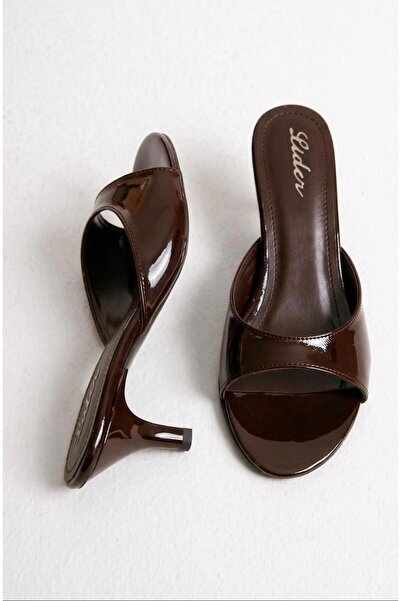 LDR Γυναικείες παντόφλες με τακούνι σε καφέ λουστρίνι με ανοιχτή μύτη