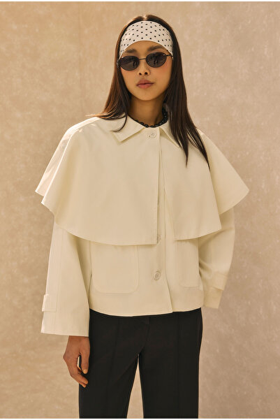 HEQA Κοντή καμπαρντίνα με λεπτομέρεια σε στυλ μανδύα, χρώμα οστέινο.