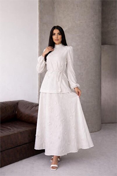 Neşeli Butik Γυναικείο κοστούμι από λευκό λινό ύφασμα με απλικέ λουλούδια και...