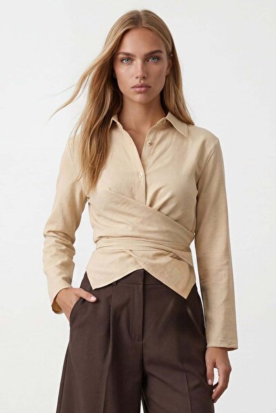 Trend Alaçatı Stili Μπεζ λινό πουκάμισο Sofia με λεπτομέρεια σταυρωτής δέσης ...