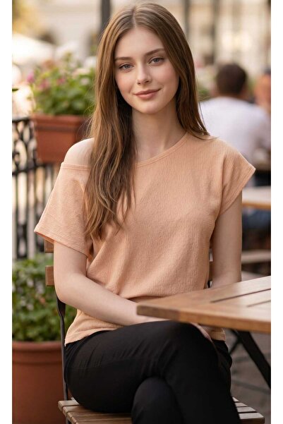 DEVRİMAY TEKSTİL Κρεμ Ασύμμετρη Μπλούζα με Λαιμόκοψη Καγιάκ και Μανίκια Νυχτε...