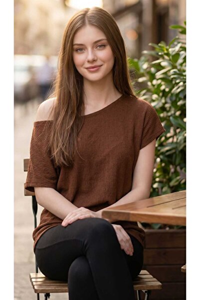 DEVRİMAY TEKSTİL Καφέ Ασύμμετρη Μπλούζα με Λαιμόκοψη Kayık και Μανίκια Νυχτερίδα