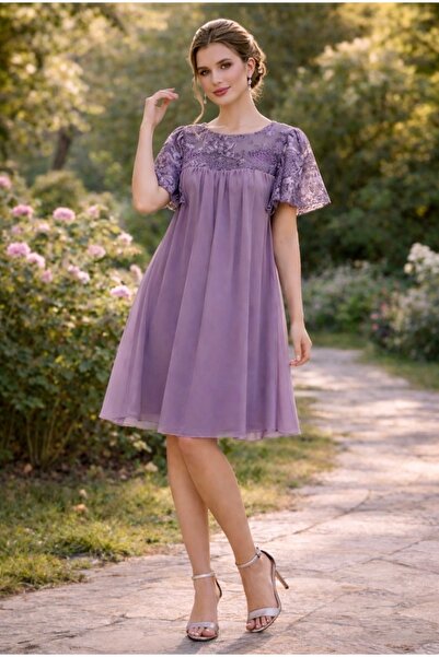 Divin store Κομψό λιλά-μοβ φόρεμα με βέλο δαντέλα – χαλαρή, θηλυκή γραμμή.