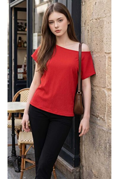 DEVRİMAY TEKSTİL Κόκκινη ασύμμετρη μπλούζα με λαιμόκοψη καγιάκ και μανίκι νυχ...