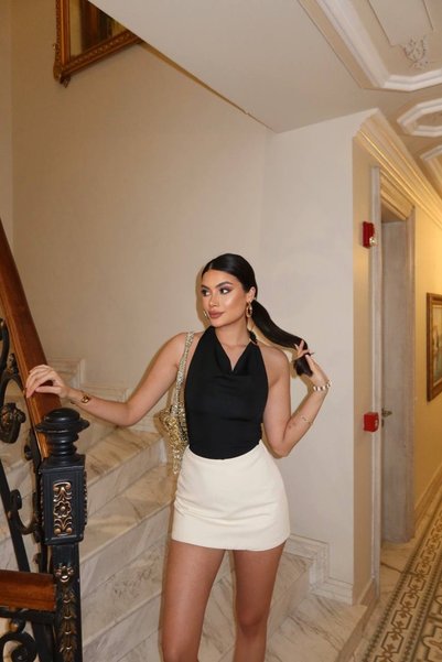 franky B بلوزة نسائية من قماش دايلتر بتفاصيل مشبك وتفاصيل متقاطعة عند الرقبة