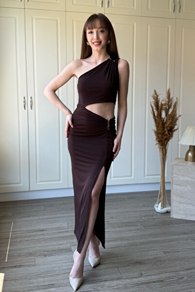 Dilay Gökoğlu Butik Καφέ φόρεμα με έναν ώμο, χαμηλή μέση και μίντι σκίσιμο