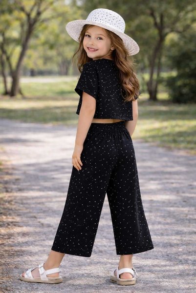 krm kerem bebe Set pentru fete: Top crop din țesătură plisată cu pălărie și aplicații de pietre, și pantaloni largi