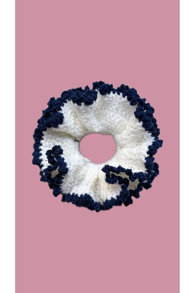 El Yapımı Hacimli Beyaz & Lacivert Scrunchie – Kontrast Detaylı Saç Tokası