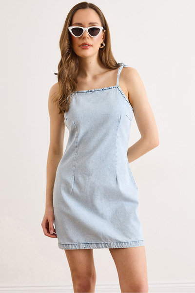 Olalook Γυναικείο ανοιχτό μπλε τζιν φόρεμα με λουράκια και λεπτομέρεια δεσίμα...