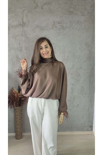 Butik SATEN ARKADAN BAĞLAMALI KOLLARI OTRİŞ DETAYLI BLUZ