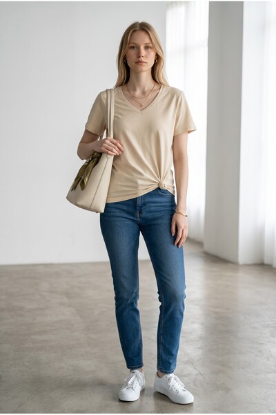 Altamira Γυναικείο μπλουζάκι σε μπεζ χρώμα με λαιμόκοψη V και κανονική εφαρμογή