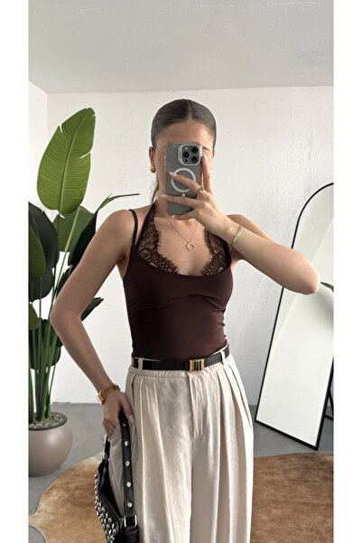 asfamoda Γυναικείο καφέ κορμάκι με δαντέλα και λεπτομέρειες ZR – Λεπτό λουράκ...