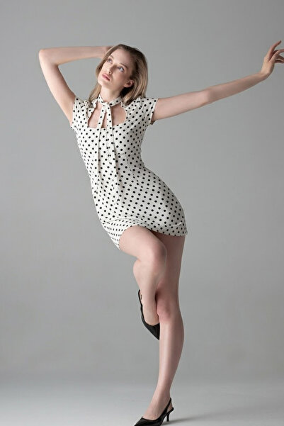 COMBİNE MİCHAİL Γυναικείο κοντομάνικο μίνι φόρεμα με πουά σε λευκό χρώμα