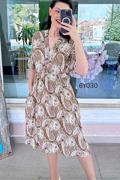 İnce Topuk Φόρεμα βισκόζης με λεπτομέρεια με κουμπιά σε σχήμα V 6y030