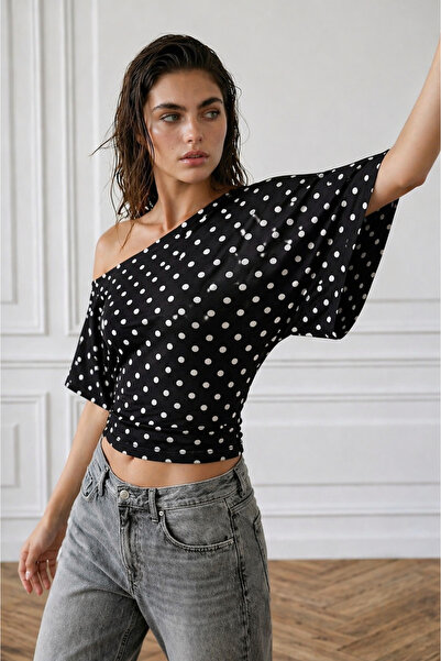 Cupla Γυναικεία μπλούζα με ανοιχτό γιακά, πουά, με εφαρμογή στη μέση, σε μαύρ...