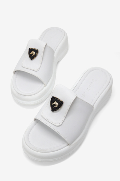 Tonny Black Γυναικείες λευκές άνετες παντόφλες με λεπτομέρεια λογότυπου