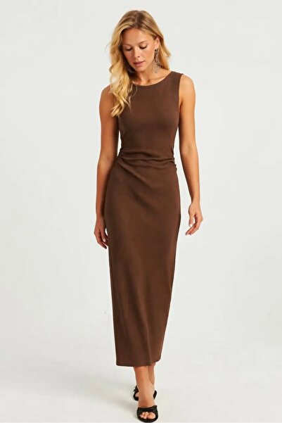 Cool & Sexy Αμάνικο μακρύ φόρεμα με λαιμόκοψη και σκίσιμο στον ώμο, καφέ χρώμα