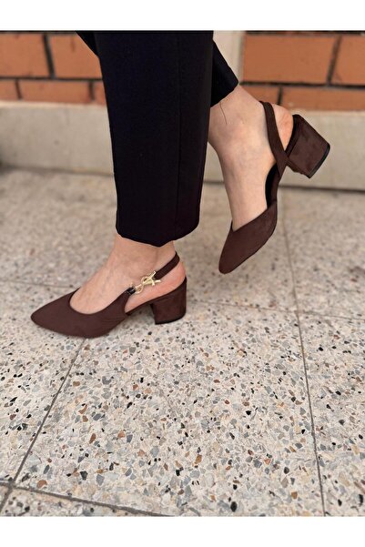 Saltopik Καφέ σουέντ παπούτσια με λεπτομέρεια από αγκράφα και χαμηλό τακούνι