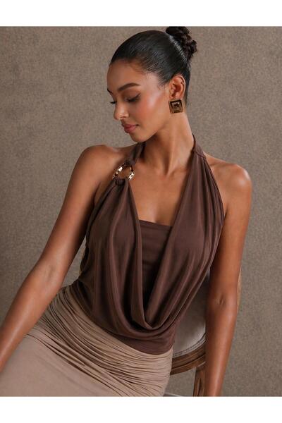 peri tower Μπλούζα με λαιμόκοψη halter και ντραπέ σχέδιο, με χρυσή λεπτομέρει...