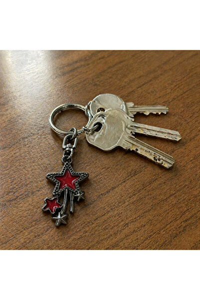 HER ŞEY NOTA www.herseynota.com Γοτθικό μεταλλικό μπρελόκ με φιγούρα Κόκκινου...