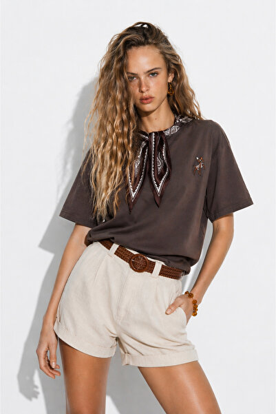 Diviny Γυναικείο καφέ μπλουζάκι Garni με λεπτομέρεια κασκόλ και κέντημα