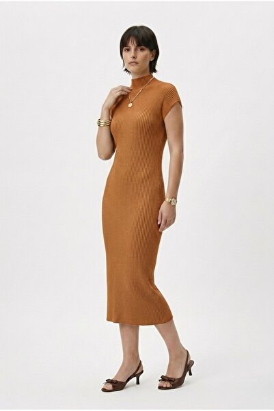 Neden Tekstil Πλεκτό φόρεμα με μοντέρνα εφαρμογή και μισό ζιβάγκο