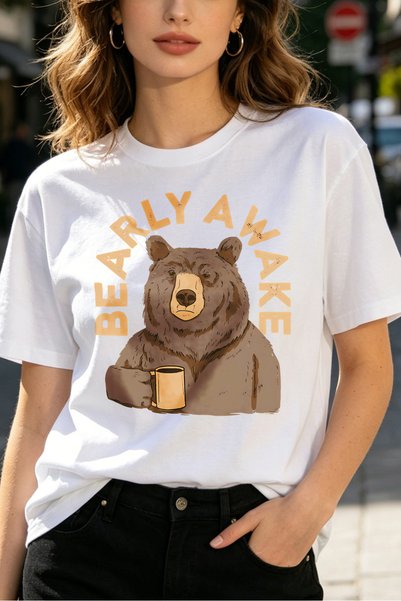 Fleck تي شيرت نسائي بطبعة Bearly Awake Bear With Coffee Cup بتصميم كاجوال