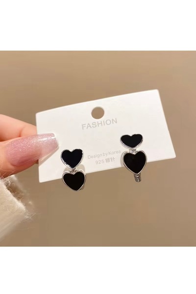 deluxe takı ve giyim Black Enamel Heart Detailed Earrings
