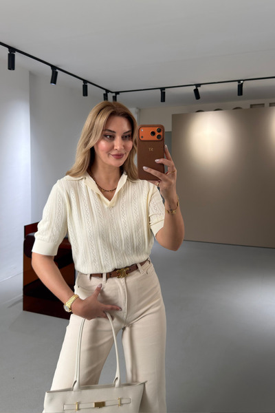 Sezgi Tekin Πλεκτό με κοντό μανίκι σε εκρού χρώμα με γιακά πόλο και επεξεργασ...