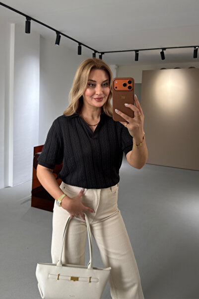 Sezgi Tekin Πλεκτό με μαύρο γιακά πόλο και κοντά μανίκια από μερσεριζέ ύφασμα