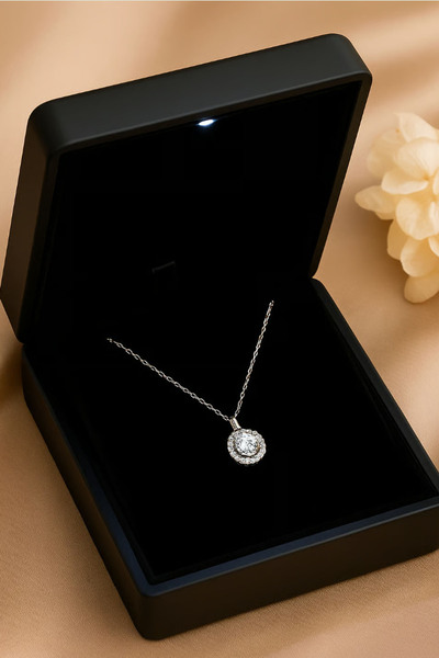 Silvanya Jewelry Işıklı Kutuda 925 Ayar Gümüş Zirkon Taşlı Tektaş Kadın Kolye