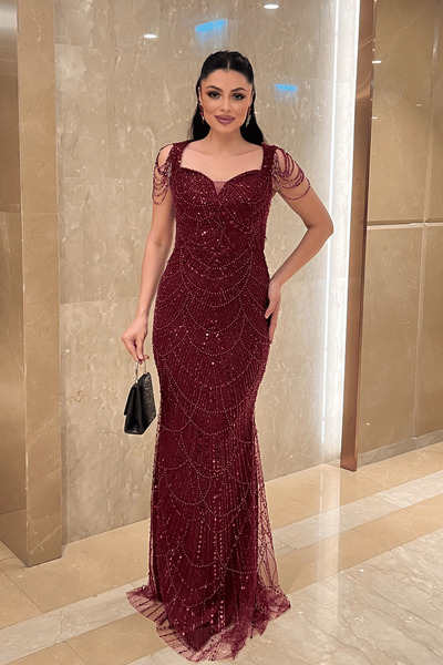 giyimmasalı Βραδινό φόρεμα με υφασμάτινη λεπτομέρεια στους ώμους και πλήρη χά...