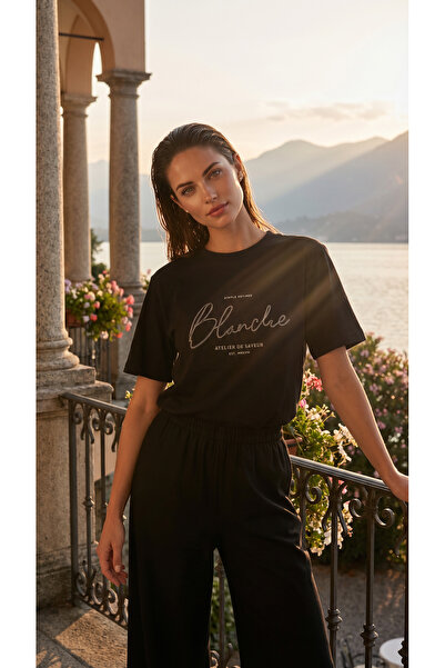 Amia&Co. Μαύρο γυναικείο μπλουζάκι με κοντό μανίκι και στάμπα με λαιμόκοψη πο...