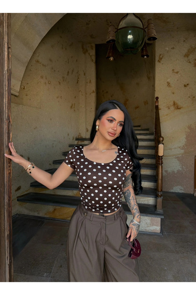 kırmızı butiks Καφέ μπλούζα με τετράγωνο γιακά και πουά