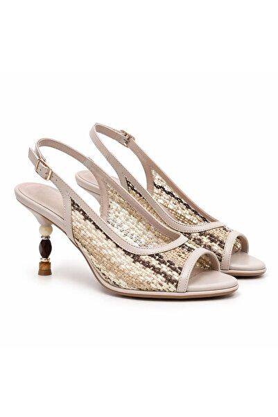 PATRON SHOES حذاء نسائي بكعب مزين بتفاصيل منسوجة من القش