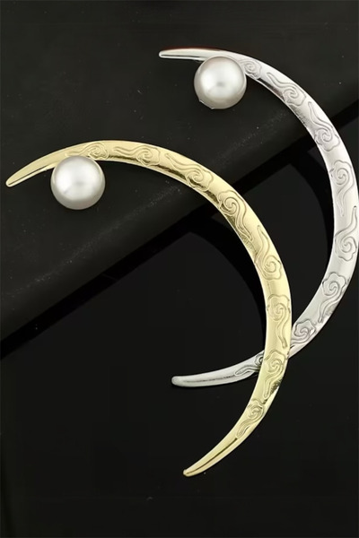 Pinty Design Moon-Shaped Gold Color Pearl Detailed Bun Accessory