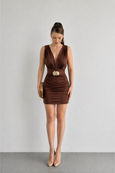 MİROR Γυναικείο μαύρο μίνι φόρεμα με λαιμόκοψη V και λεπτομέρεια ζώνης