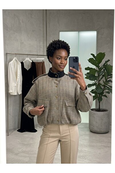 LOKADI Γυναικείο μπουφάν bomber με μπεζ καρό σχέδιο και γιακά - Κοντό μπουφάν...