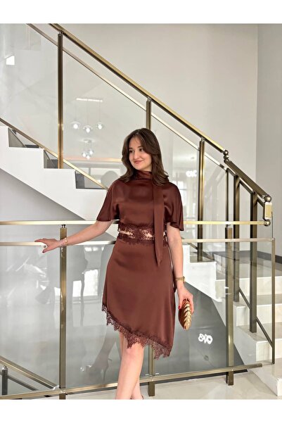 Sude Kızanlıklı Επώνυμο φόρεμα με δαντέλα και λεπτομέρειες στη μέση