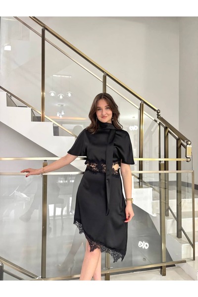 Sude Kızanlıklı Επώνυμο φόρεμα με δαντέλα και λεπτομέρειες στη μέση