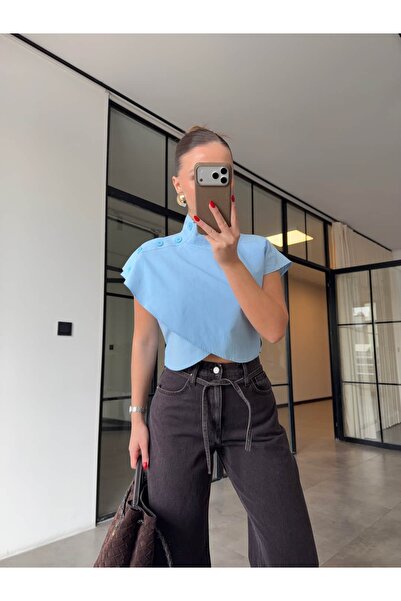 BB Bensu Buyruk ΜΠΛΟΥΖΑ ΜΕ ΨΗΛΟ ΓΙΑΚΑ ΚΑΙ ΛΕΠΤΟΜΕΡΕΣ ΚΟΥΜΠΙΑ ΣΕ ΜΠΛΕ ΧΡΩΜΑ