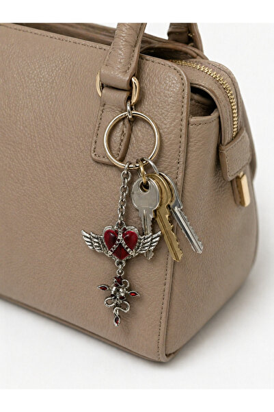 HER ŞEY NOTA www.herseynota.com Red Heart Winged Gothic Keychain Metal Silver...