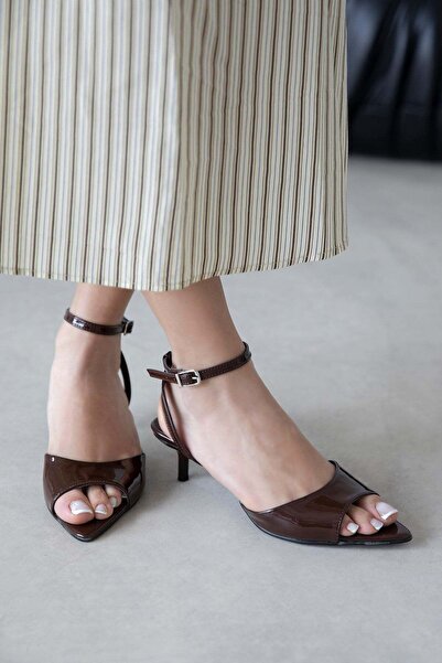 STRASWANS Γυναικεία δερμάτινα πέδιλα με τακούνι Noah σε καφέ χρώμα