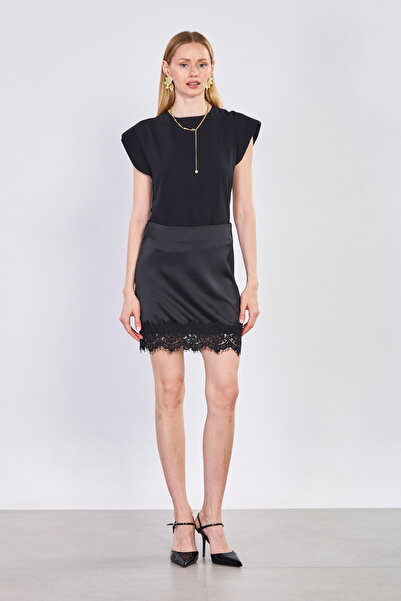 BARRELS AND OIL Γυναικεία Μίνι Σατέν Φούστα με Δαντέλα στο Τελείωμα - Μαύρη